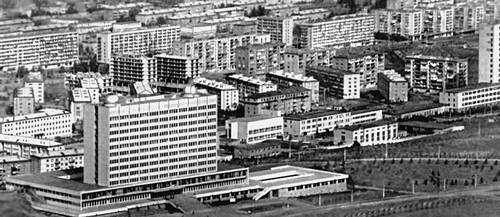 Тбилиси. Жилой район Сабуртало. На переднем плане — новый корпус Тбилисского университета. 1968. Архитекторы С. М. Бежанов, Ш. Качкачишвили, М. Шавишвили, М. Шубладзе, конструктор В. И. Ломидзе.